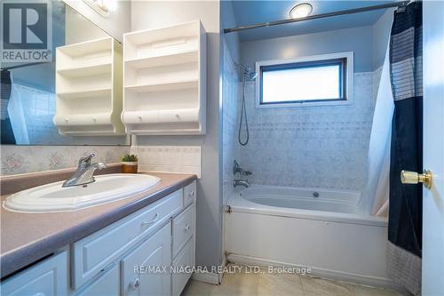 6820 Wilinger Street, Niagara Falls, ON - Indoor Photo Showing Bathroom