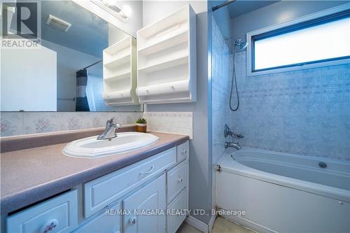 6820 Wilinger Street, Niagara Falls, ON - Indoor Photo Showing Bathroom