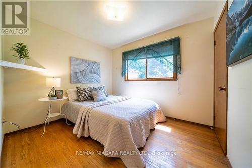 6820 Wilinger Street, Niagara Falls, ON - Indoor Photo Showing Bedroom