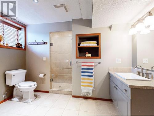 3999 Eastwood Court, Kelowna, BC - Indoor Photo Showing Bathroom