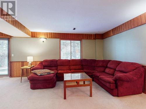 3999 Eastwood Court, Kelowna, BC - Indoor Photo Showing Living Room