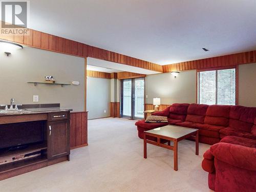 3999 Eastwood Court, Kelowna, BC - Indoor Photo Showing Living Room