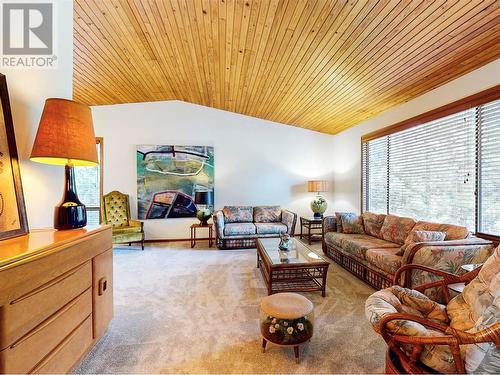 3999 Eastwood Court, Kelowna, BC - Indoor Photo Showing Living Room