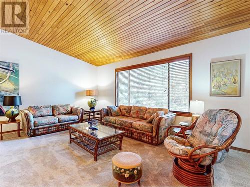 3999 Eastwood Court, Kelowna, BC - Indoor Photo Showing Living Room