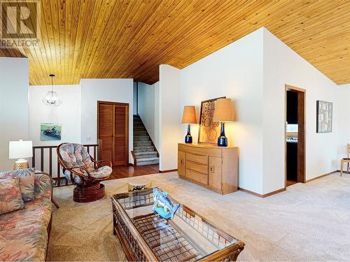 3999 Eastwood Court, Kelowna, BC - Indoor Photo Showing Living Room