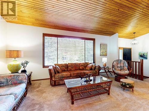 3999 Eastwood Court, Kelowna, BC - Indoor Photo Showing Living Room