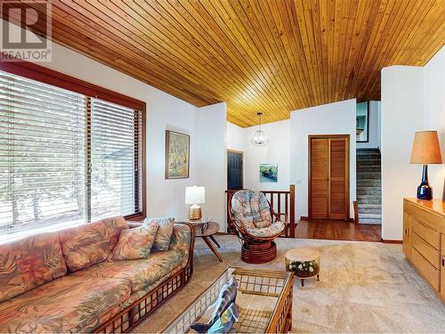 3999 Eastwood Court, Kelowna, BC - Indoor Photo Showing Living Room