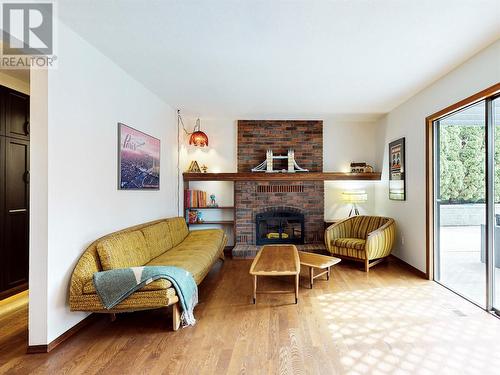 3999 Eastwood Court, Kelowna, BC - Indoor Photo Showing Living Room With Fireplace