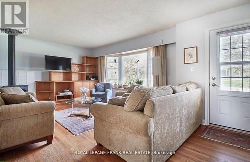 102 Sanford Street, Brighton, ON - Indoor Photo Showing Living Room