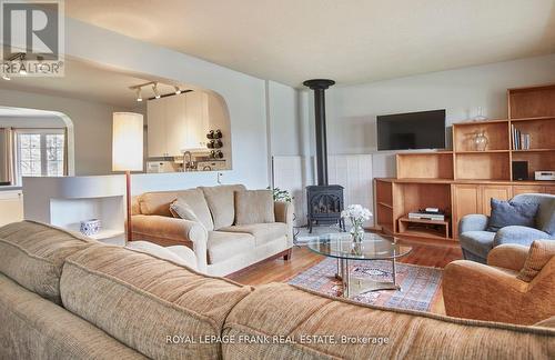 102 Sanford Street, Brighton, ON - Indoor Photo Showing Living Room