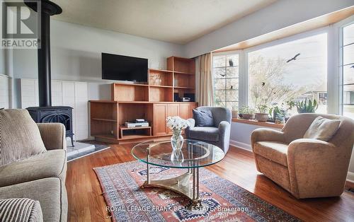 102 Sanford Street, Brighton, ON - Indoor Photo Showing Living Room