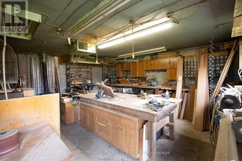 9 Sunray Avenue, London, ON - Indoor Photo Showing Garage