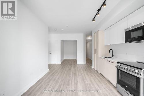 319 - 2369 Danforth Avenue, Toronto (East End-Danforth), ON - Indoor Photo Showing Kitchen