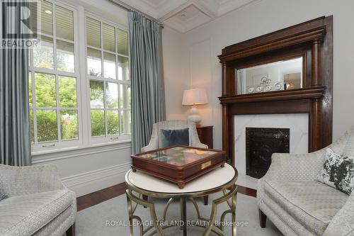 806 Maitland Street, London, ON - Indoor Photo Showing Living Room With Fireplace