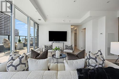 3907 - 955 Bay Street, Toronto (Bay Street Corridor), ON - Indoor Photo Showing Living Room