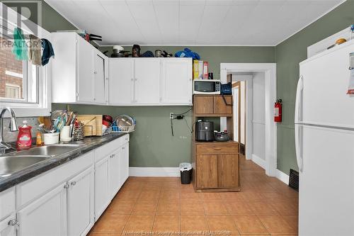 437 Indian Road, Windsor, ON - Indoor Photo Showing Kitchen With Double Sink