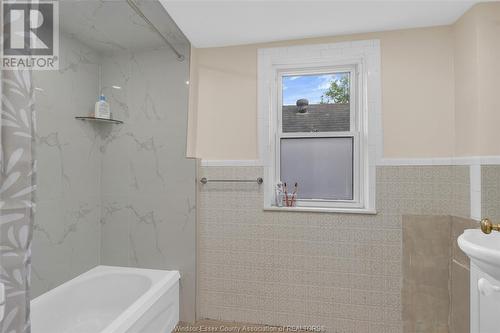 437 Indian Road, Windsor, ON - Indoor Photo Showing Bathroom