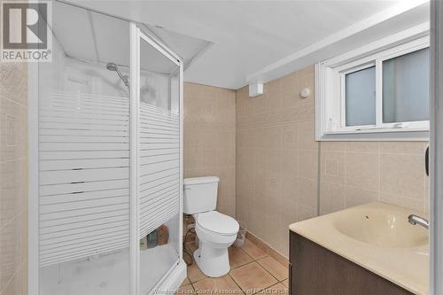 437 Indian Road, Windsor, ON - Indoor Photo Showing Bathroom