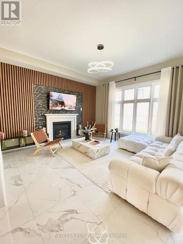 7 Ballanview Court, Whitchurch-Stouffville, ON - Indoor Photo Showing Living Room With Fireplace