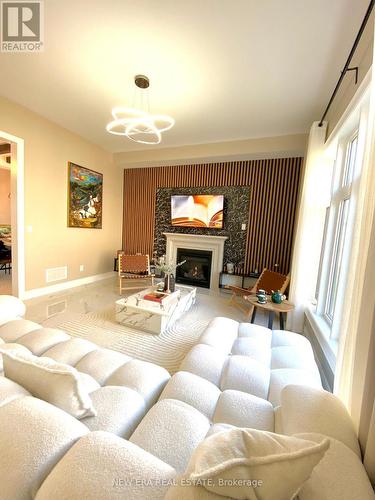 7 Ballanview Court, Whitchurch-Stouffville, ON - Indoor Photo Showing Living Room With Fireplace