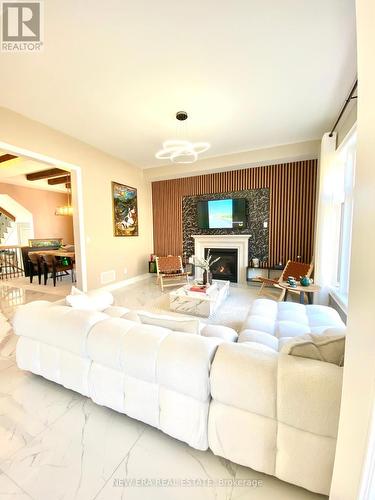 7 Ballanview Court, Whitchurch-Stouffville, ON - Indoor Photo Showing Living Room With Fireplace