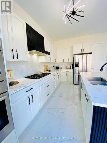 7 Ballanview Court, Whitchurch-Stouffville, ON - Indoor Photo Showing Kitchen With Upgraded Kitchen