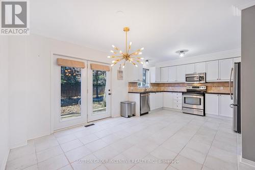 33 Glen Oak Court, Barrie (Little Lake), ON - Indoor Photo Showing Kitchen