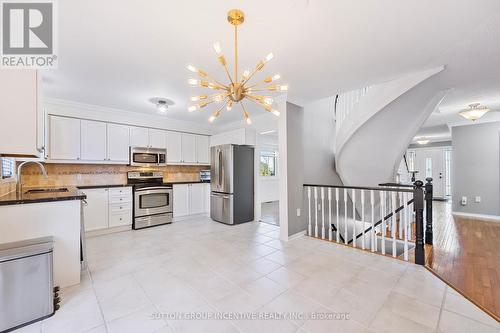 33 Glen Oak Court, Barrie (Little Lake), ON - Indoor Photo Showing Kitchen