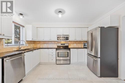 33 Glen Oak Court, Barrie (Little Lake), ON - Indoor Photo Showing Kitchen