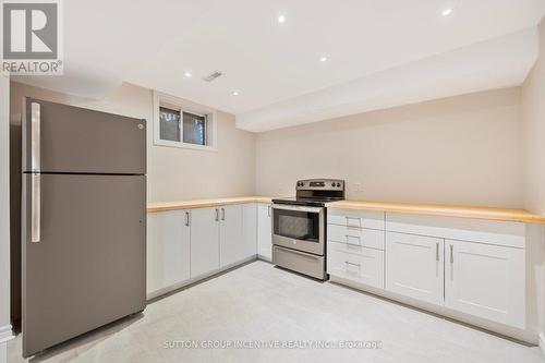 33 Glen Oak Court, Barrie (Little Lake), ON - Indoor Photo Showing Kitchen