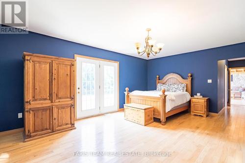 2140 Old Second Road S, Springwater (Midhurst), ON - Indoor Photo Showing Bedroom