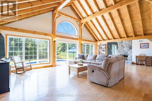 2140 Old Second Road S, Springwater (Midhurst), ON - Indoor Photo Showing Living Room