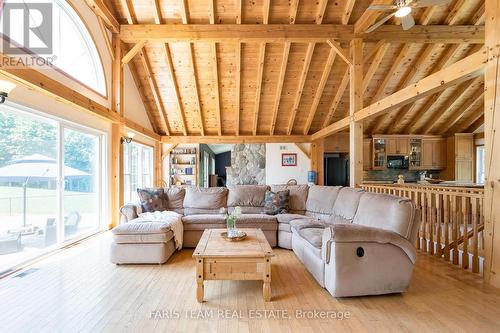 2140 Old Second Road S, Springwater (Midhurst), ON - Indoor Photo Showing Living Room