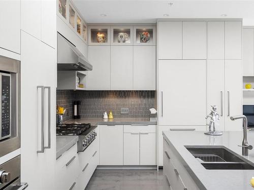 403-986 Heywood Ave, Victoria, BC - Indoor Photo Showing Kitchen With Double Sink With Upgraded Kitchen