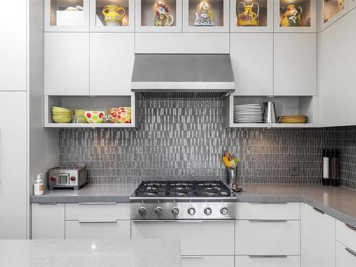 403-986 Heywood Ave, Victoria, BC - Indoor Photo Showing Kitchen