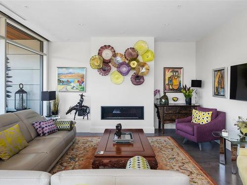 403-986 Heywood Ave, Victoria, BC - Indoor Photo Showing Living Room With Fireplace