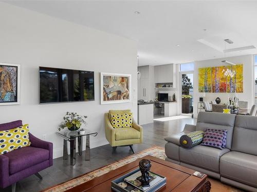 403-986 Heywood Ave, Victoria, BC - Indoor Photo Showing Living Room