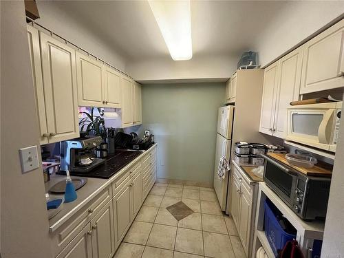 913 Falmouth Rd, Saanich, BC - Indoor Photo Showing Kitchen