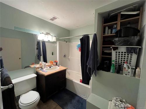 913 Falmouth Rd, Saanich, BC - Indoor Photo Showing Bathroom