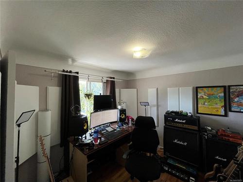 913 Falmouth Rd, Saanich, BC - Indoor Photo Showing Office