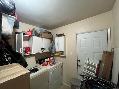 913 Falmouth Rd, Saanich, BC - Indoor Photo Showing Laundry Room