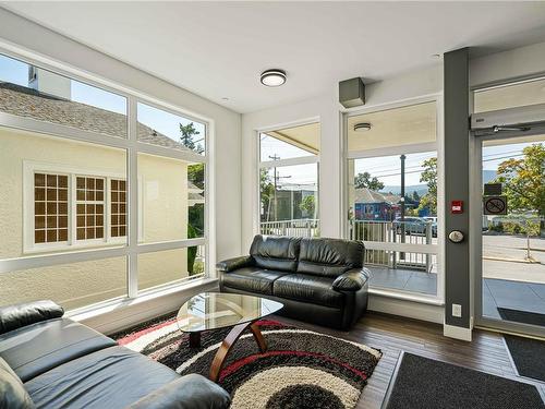 501-10 Chapel St, Nanaimo, BC - Indoor Photo Showing Living Room