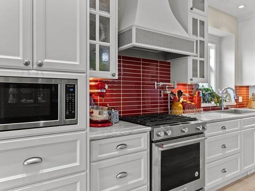 996 Quails Roost Crt, Kamloops, BC - Indoor Photo Showing Kitchen