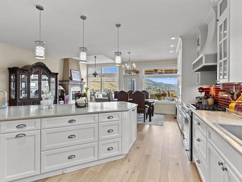 996 Quails Roost Crt, Kamloops, BC - Indoor Photo Showing Kitchen With Upgraded Kitchen