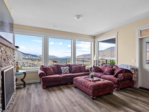 996 Quails Roost Crt, Kamloops, BC - Indoor Photo Showing Living Room