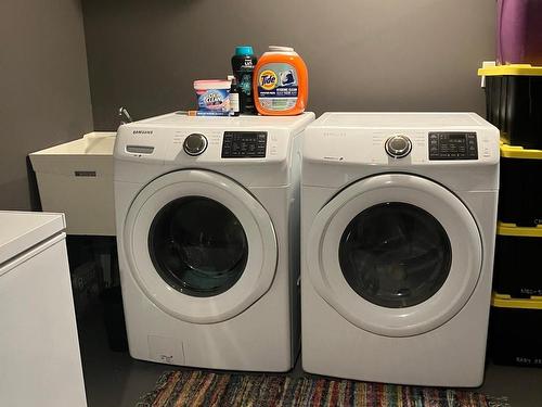 4349 Yellowhead Highway, Kamloops, BC - Indoor Photo Showing Laundry Room