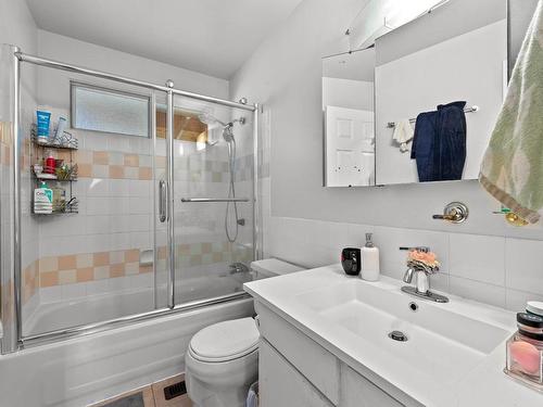 2603 Argyle Ave, Kamloops, BC - Indoor Photo Showing Bathroom