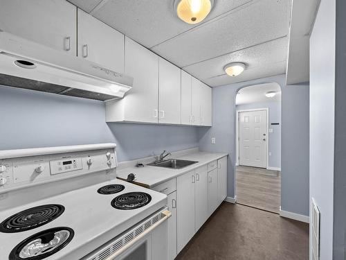 2603 Argyle Ave, Kamloops, BC - Indoor Photo Showing Kitchen