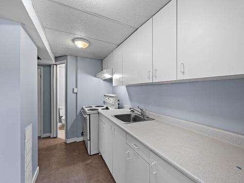 2603 Argyle Ave, Kamloops, BC - Indoor Photo Showing Kitchen