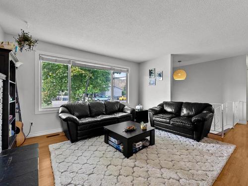 2603 Argyle Ave, Kamloops, BC - Indoor Photo Showing Living Room